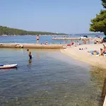 Rab-strandnaehe-meerblick
