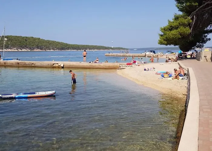 Rab-strandnaehe-meerblick