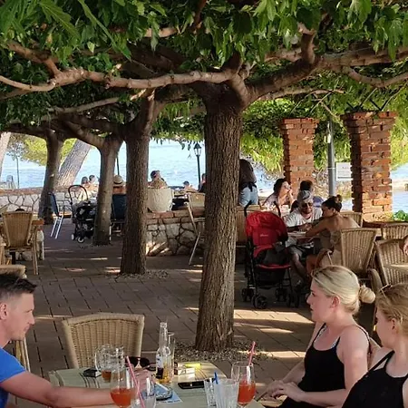 Rab-strandnaehe-meerblick