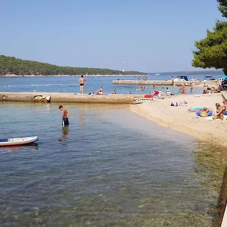 Rab-strandnaehe-meerblick