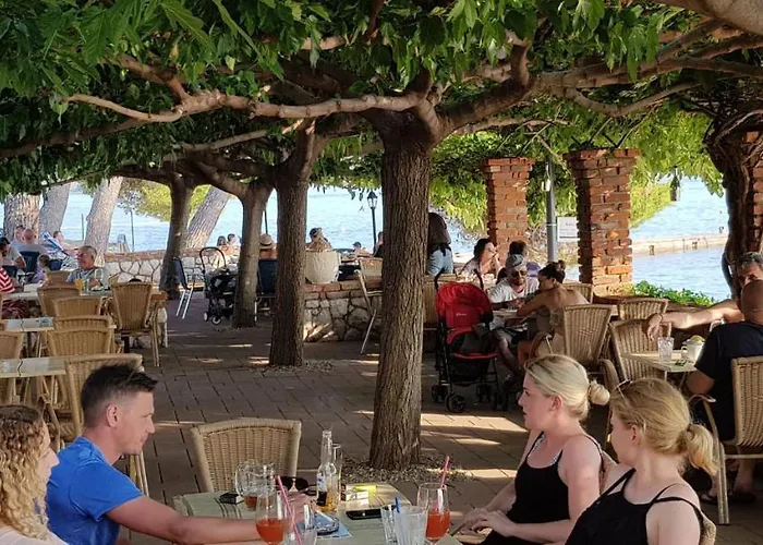 Rab-strandnaehe-meerblick